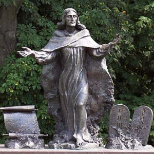 Figury świętych na stacjach przed Klasztorem Jasnogórskim